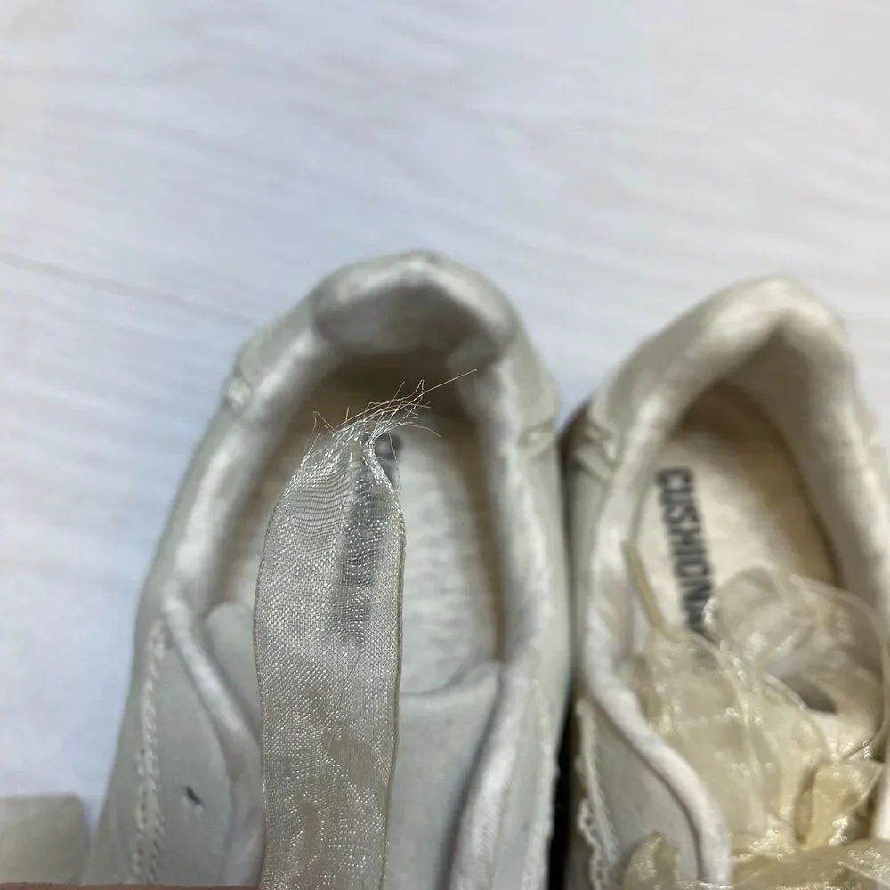 Cushionaire Belinda Sneakers Women's Size 11 White Lace Detail Casual Low Top‎